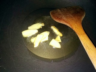 12、萝卜炖牛腩,放入姜片爆香