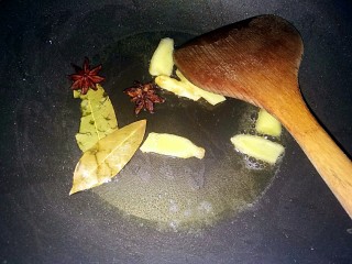 13、萝卜炖牛腩,放入八角，香叶炒香