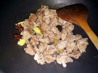 14、萝卜炖牛腩,倒入牛腩翻炒1分钟