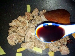 15、萝卜炖牛腩,放入2汤匙蚝油