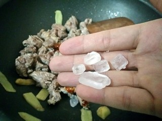 16、萝卜炖牛腩,放入冰糖