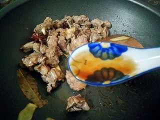 17、萝卜炖牛腩,1汤匙料酒