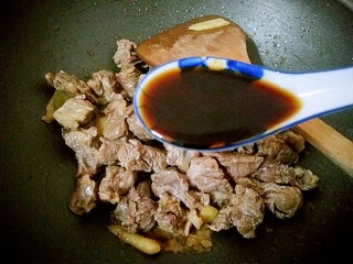 18、萝卜炖牛腩,1汤匙生抽