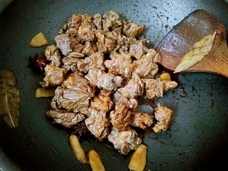 20、萝卜炖牛腩,翻炒均匀