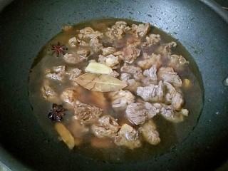 21、萝卜炖牛腩,放入没过牛腩的水量，大火烧开