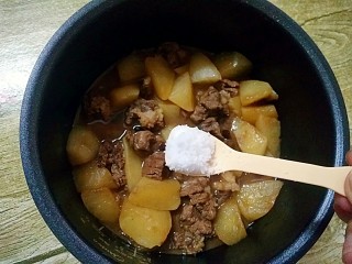 24、萝卜炖牛腩,炖熟了，放入2克盐调味