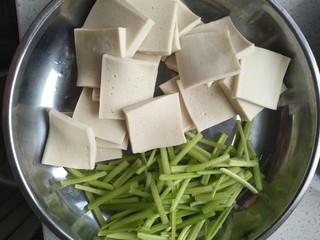 3、干锅香辣虾,千页豆腐取一块切片,怕炒不熟的可以先焯一次水。毛芹菜断筋切段,不用焯水,毛芹菜容易熟。