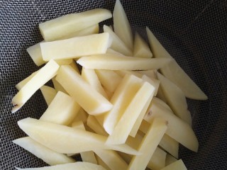 4、干锅香辣虾,土豆洗干净削皮,切成小条,在焯过豆腐的水里滚水过一下,捞出沥干。