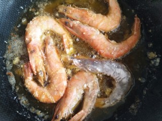 6、干锅香辣虾,青虾表面拍些生粉,入锅炸至变色,捞出沥干油,放旁边备用。