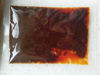 7、干锅香辣虾,在楼下买的麻辣香锅调料,这个无所谓什么牌子都行看个人喜好。热锅热油,将备好的葱姜蒜洋葱放入锅中煸出香味。放入底料翻炒,底料出泡,放入芹菜,千页豆腐翻炒。