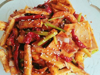 9、干锅香辣虾,最后撒入芝麻装饰,大功告成。家里没有香菜了,不然放些香菜也很好看。