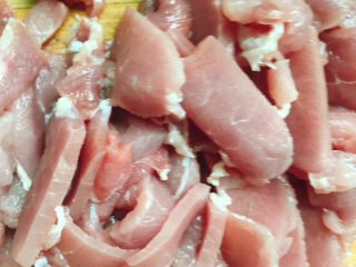 2、青椒炒肉片,切成片