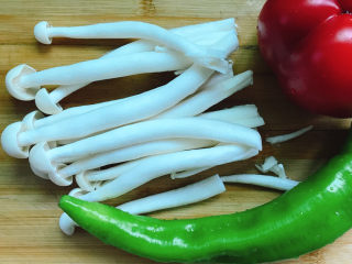 5、青椒炒肉片,准备好配菜