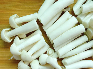 6、青椒炒肉片,海鲜菇切段