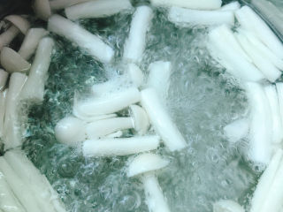 7、青椒炒肉片,汆水2分钟捞出沥干水份备用