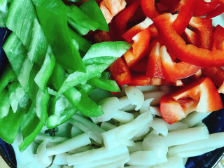 8、青椒炒肉片,辣椒切成片备用