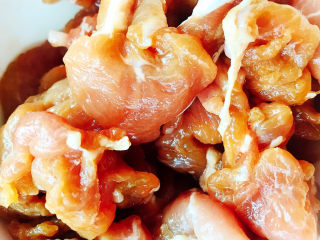 11、青椒炒肉片,准备好肉片