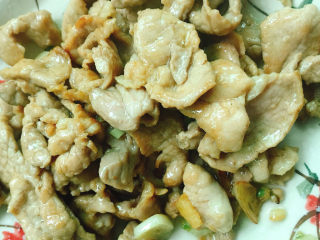 14、青椒炒肉片,装盘备用