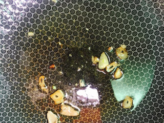 15、青椒炒肉片,油留在锅中