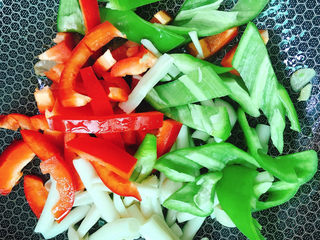 16、青椒炒肉片,倒入辣椒、彩椒、海鲜菇