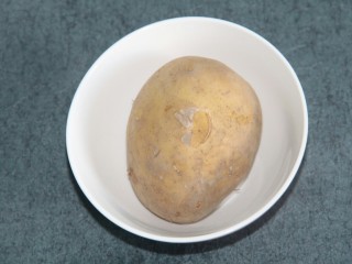 1、骨肉相连咖喱土豆,准备一个土豆