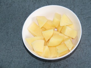 3、骨肉相连咖喱土豆,土豆切块