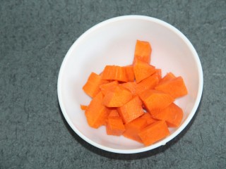 4、骨肉相连咖喱土豆,胡萝卜切块