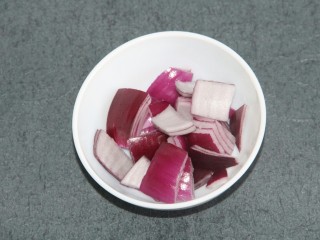 8、骨肉相连咖喱土豆,圆葱半个，切块