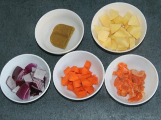 9、骨肉相连咖喱土豆,所有食材备好
