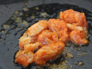 10、骨肉相连咖喱土豆,锅里放油，油烧开，放入骨肉相连炒