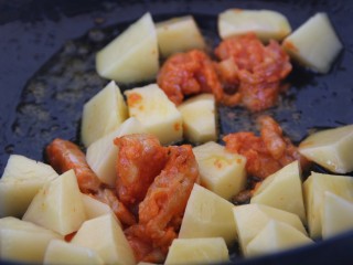 11、骨肉相连咖喱土豆,再放入土豆