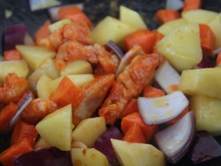 12、骨肉相连咖喱土豆,放入胡萝卜和圆葱，翻炒几下