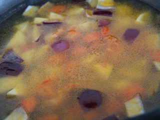 13、骨肉相连咖喱土豆,锅里加水，没过食材