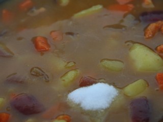 16、骨肉相连咖喱土豆,转小火，放一勺盐