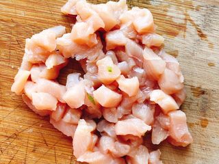 4、能吃两碗饭的下饭菜-宫保鸡丁,切成丁。