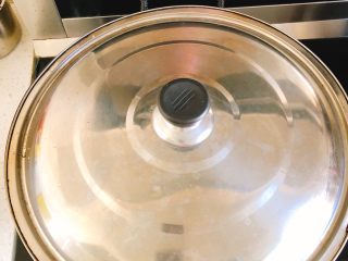 13、能吃两碗饭的下饭菜-宫保鸡丁,翻炒几下后盖上盖子焖3～5分钟将鸡肉焖熟。