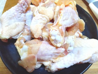 1、辣子鸡,翅根洗净控水