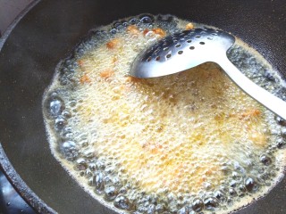 9、辣子鸡,油烧制7成热，下入切好的翅根块快速的炸至金黄色