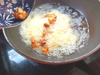 11、辣子鸡,复炸一次，捞出备用