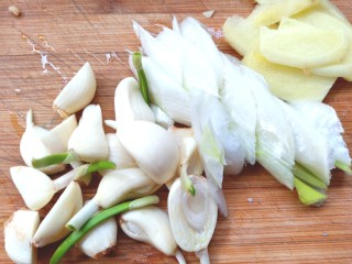 12、辣子鸡,备好葱，姜，蒜