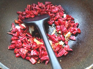 15、辣子鸡,下入剪好的干辣椒段翻炒