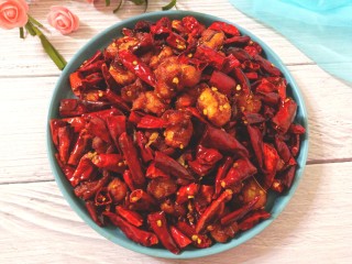 18、辣子鸡,鸡块外焦里嫩鲜香微辣，带一点点花椒的麻香，太好吃了