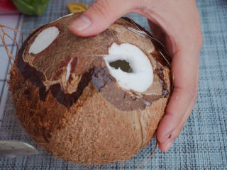 4、椰子炖鸡,椰子敲一个小洞