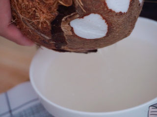 5、椰子炖鸡,往碗内倒入椰汁