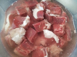 1、≈羊肉火锅≈,羊肉切麻将块，用盐水浸泡30分钟