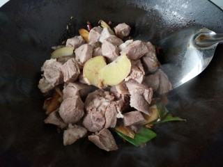 7、≈羊肉火锅≈,接着倒入焯好水的羊肉