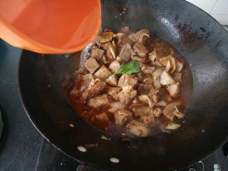 11、≈羊肉火锅≈,接着加入能没过食材的水，开大火煮