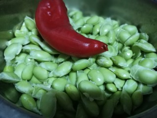 1、毛豆米炒肉丁,剥去壳的新鲜毛豆米