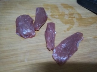 2、毛豆米炒肉丁,控制体重的我用的是猪瘦肉,其实用带点肥瘦相间的五花肉或者加入少许肥肉味道会跟香