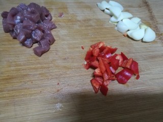 3、毛豆米炒肉丁,肉、红椒切丁,蒜切片或者拍碎
